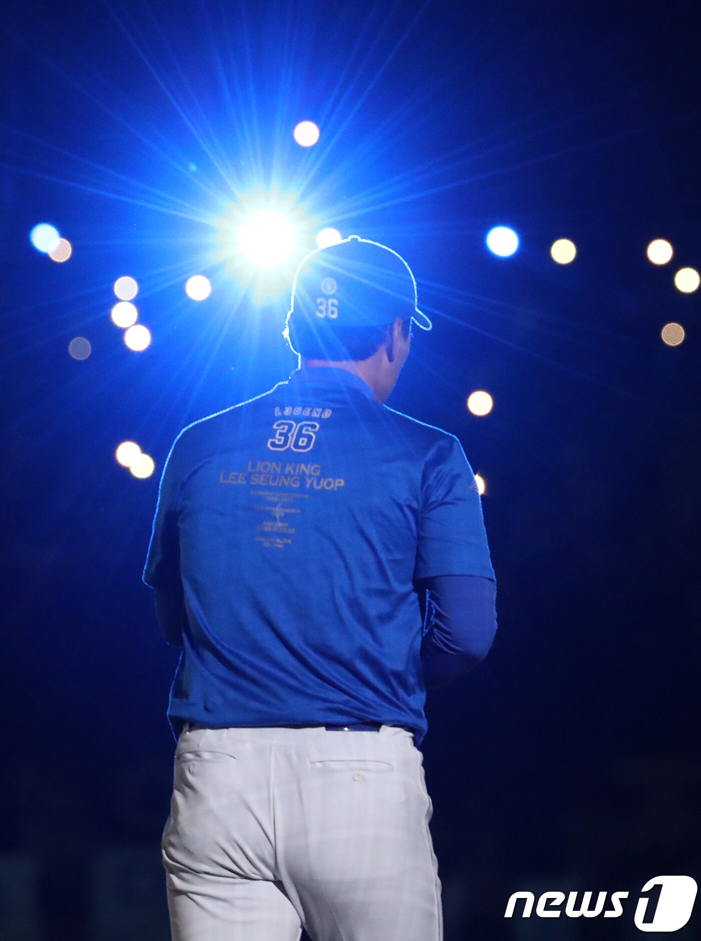 본문 이미지 - 이승엽 삼성라이온즈 선수가 3일 오후 대구 삼성라이온즈파크에서 열린 은퇴식에서 응원하는 팬들에게 다가 가고 있다. 2017.10.3/뉴스1 ⓒ News1 이종현 기자