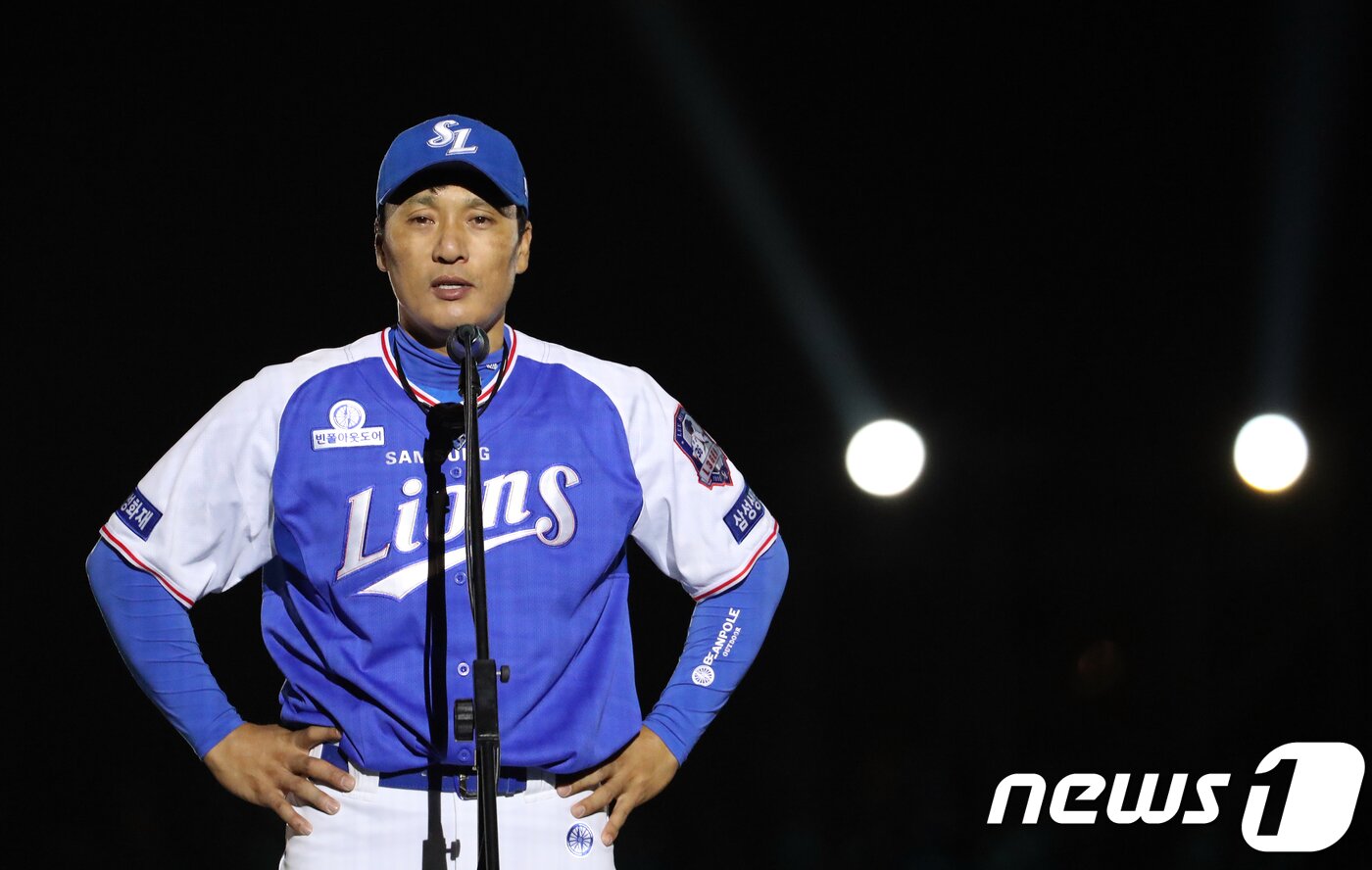 본문 이미지 - 이승엽 삼성라이온즈 선수가 3일 오후 대구 삼성라이온즈파크에서 열린 은퇴식에서 고별사를 하고 있다. 2017.10.3/뉴스1 ⓒ News1 이종현 기자