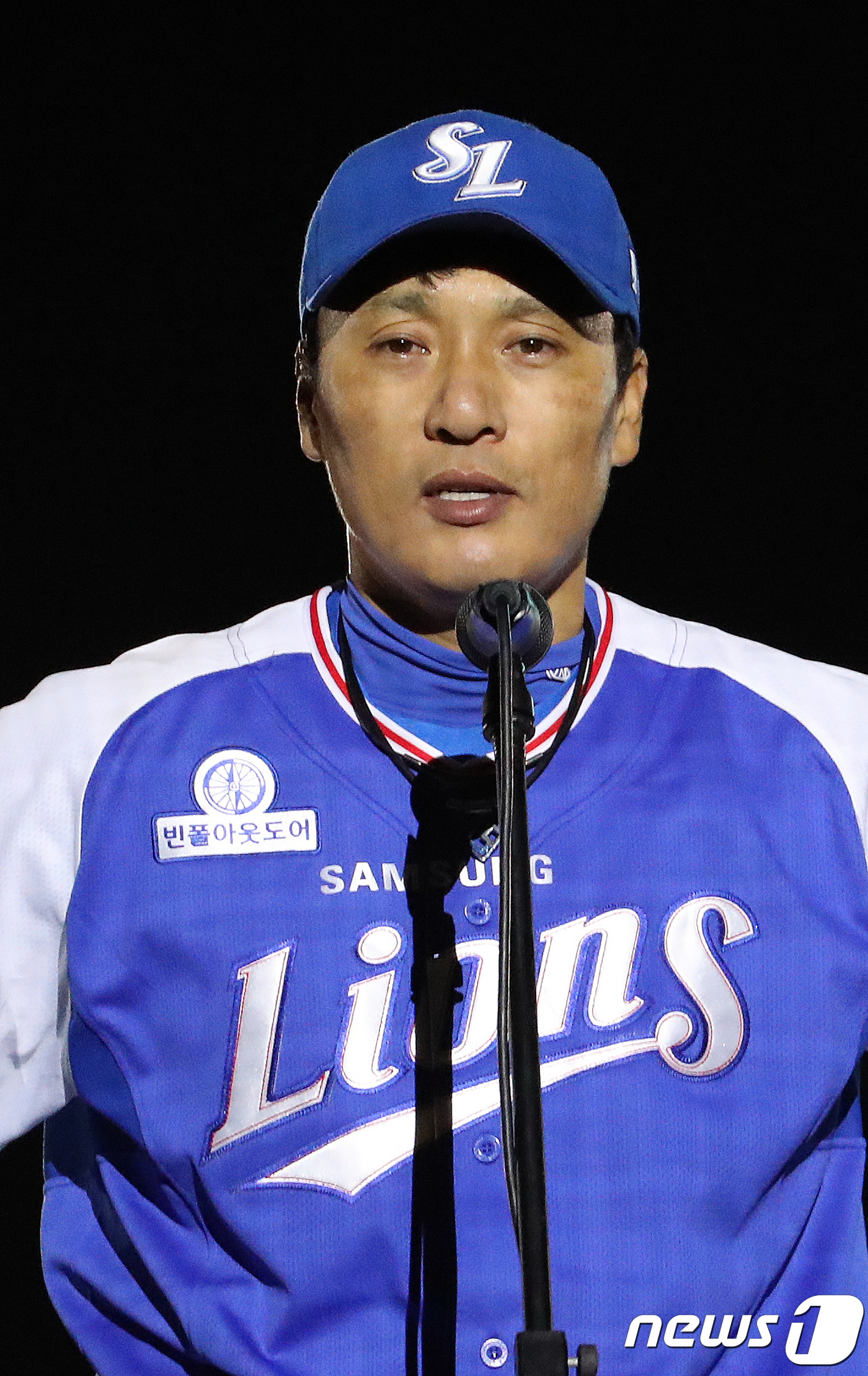 (대구=뉴스1) 이종현 기자 = 이승엽 삼성라이온즈 선수가 3일 오후 대구 삼성라이온즈파크에서 열린 은퇴식에서 고별사 도중 눈물을 글썽이고 있다.  2017.10.3/뉴스1