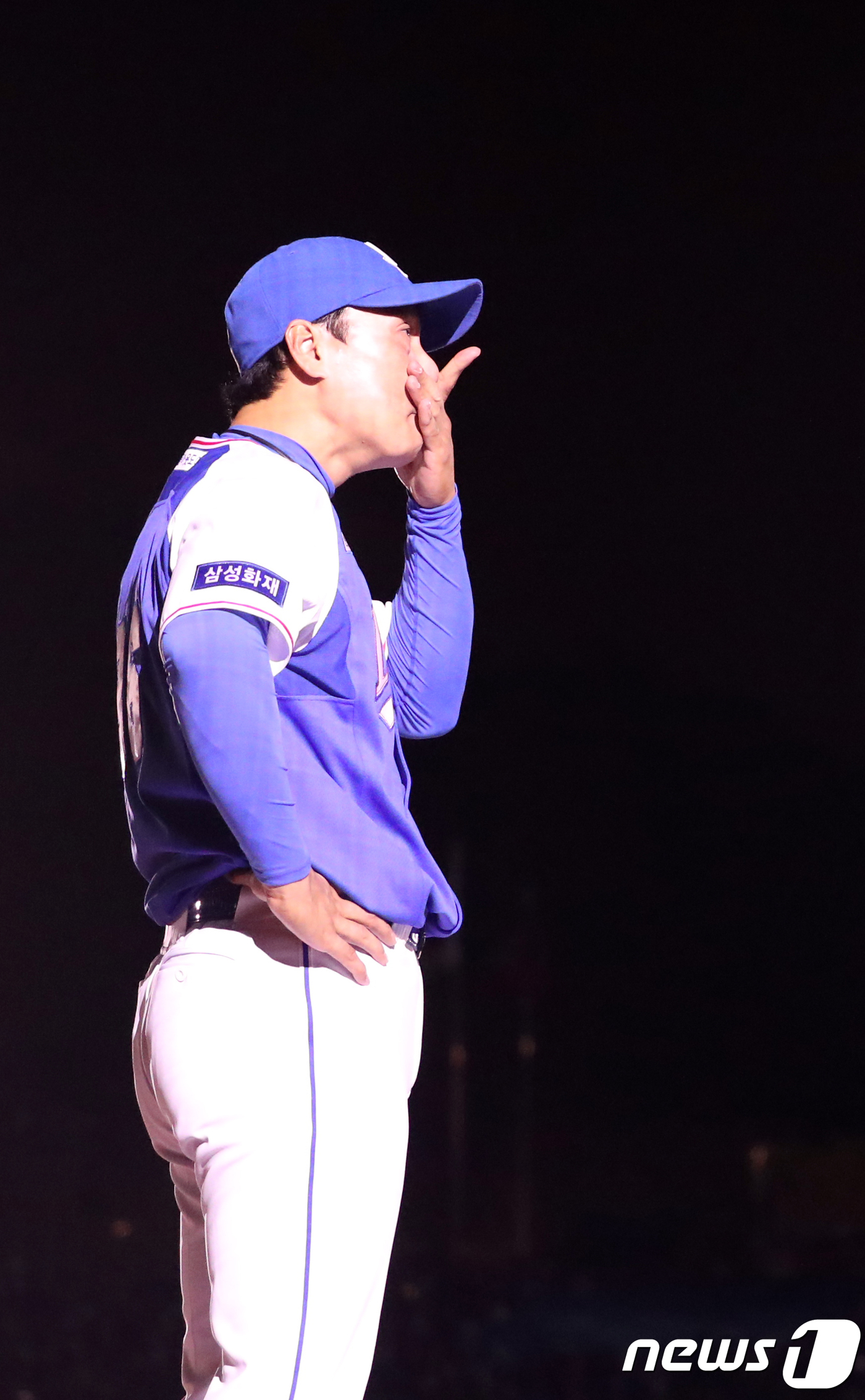 (대구=뉴스1) 이종현 기자 = 이승엽 삼성라이온즈 선수가 3일 오후 대구 삼성라이온즈파크에서 열린 은퇴식에서 고별사를 하며 눈물을 훔치고 있다.   2017.10.3/뉴스1