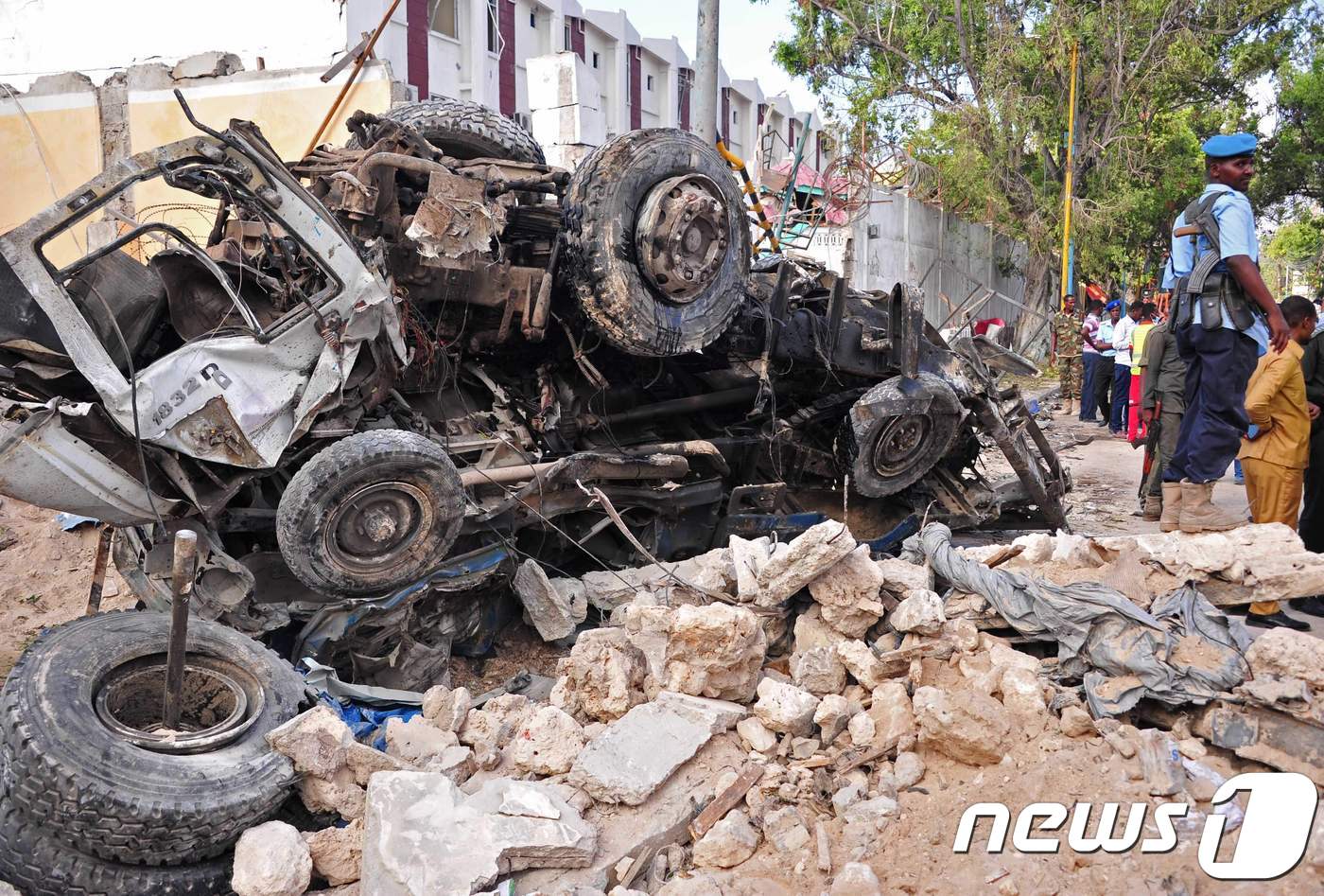 (모가디슈 AFP=뉴스1) 우동명 기자 = 29일(현지시간) 소말리아 모가디슈의 나사 하블로드 호텔 인근에서 차량 폭탄 테러가 발생해 차량들이 파손된 모습이 보인다. 이날 차량 폭 …