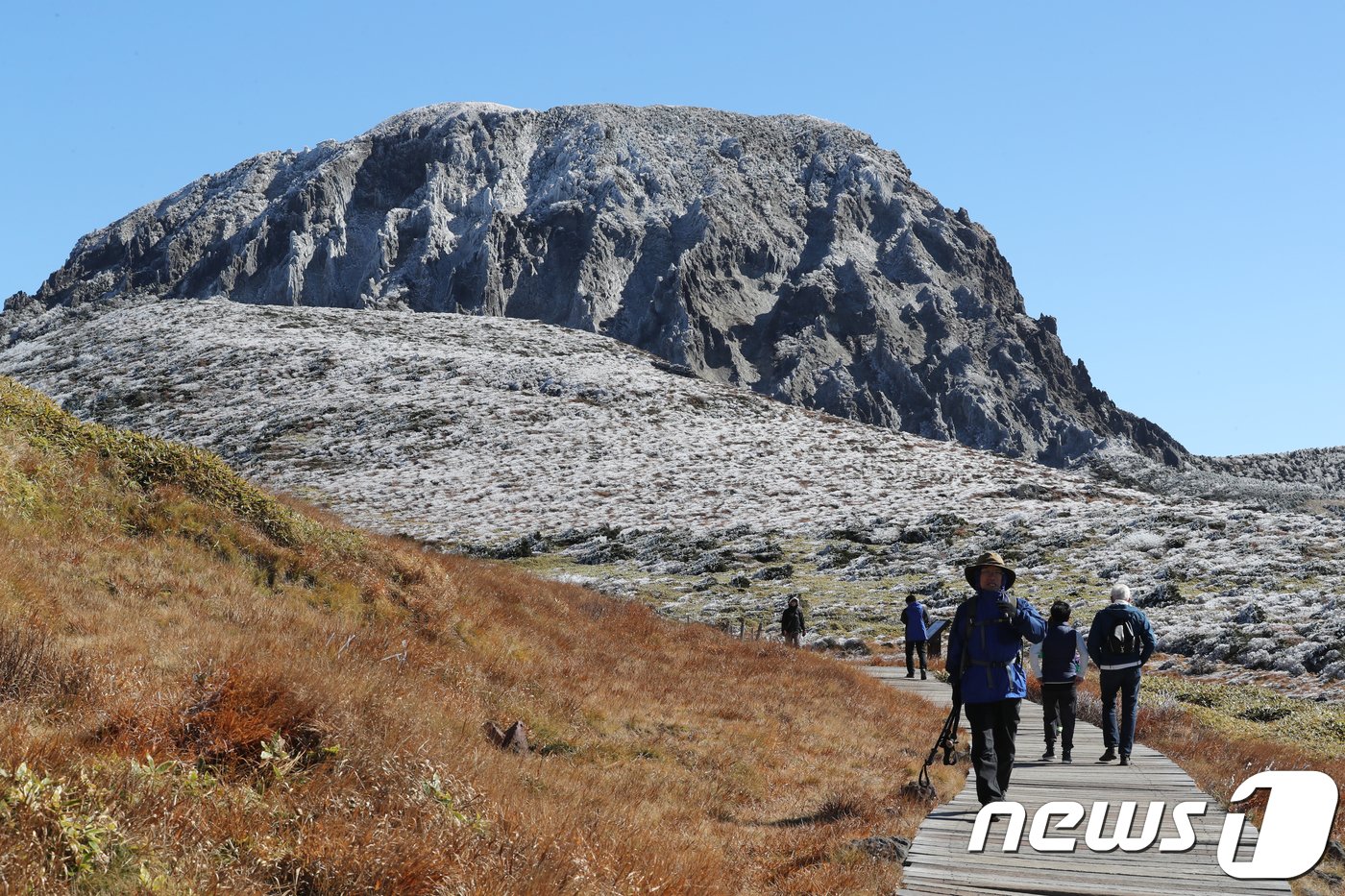 제주 한라산 영실 탐방로에 상고대가 활짝 펴 장관을 이루고 있다.ⓒ News1 이석형 기자