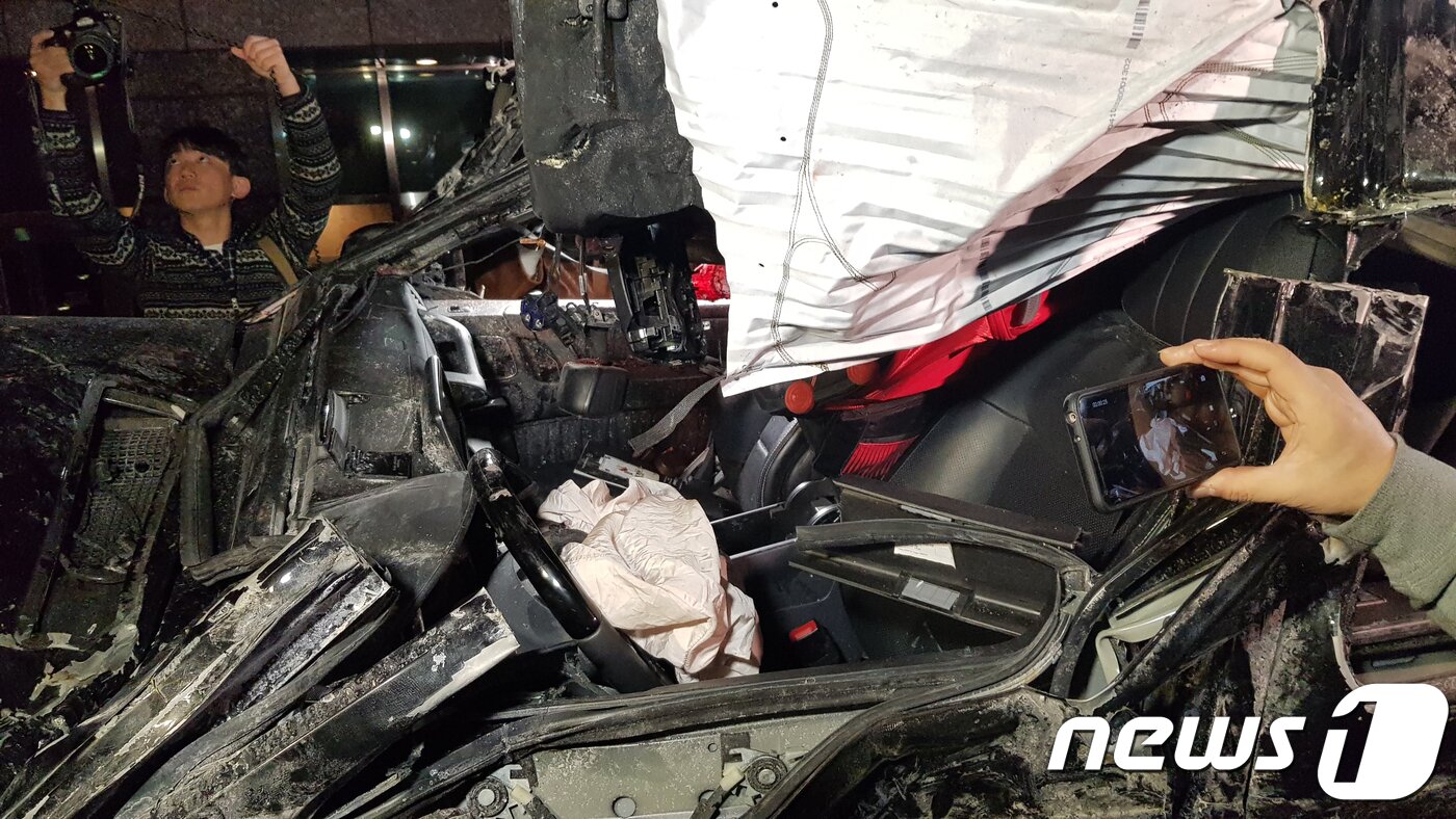 본문 이미지 - 30일 오후 서울 삼성동 주상복합 건물 계단아래로 추락한 배우 김주혁의 차량 운전석. 김주혁은 이날 SUV 차량을 타고 서울 삼성동 도로를 달리다 다른 차량과 추돌했다.  ⓒ News1 이원준 기자