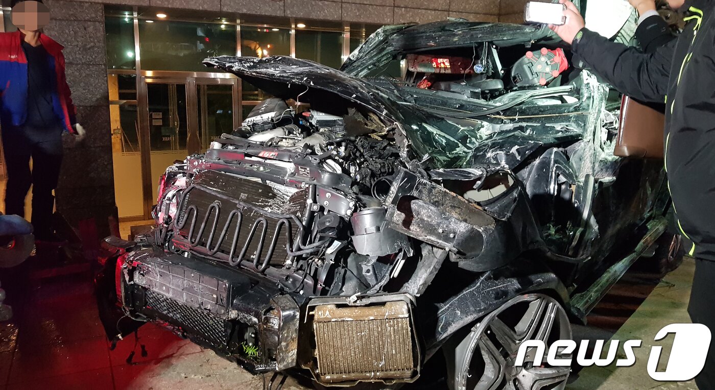 본문 이미지 - 경찰이 30일 오후 서울 삼성동 주상복합 건물 계단아래로 추락한 배우 김주혁의 차량을 살펴보고 있다. (온라인 커뮤니티)2017.10.30/뉴스1 ⓒ News1 이원준 기자