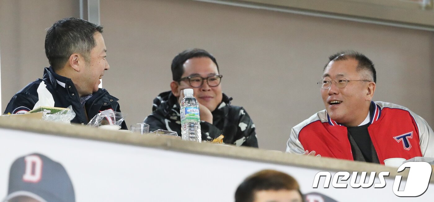 본문 이미지 - 박정원 두산그룹 회장과 정의선 현대자동차 부회장이 지난 2017년  서울 잠실야구장에서 열린 한국시리즈 5차전 KIA 타이거즈와 두산 베어스의 경기를 관전하며 대화를 나누고 있다. 2017.10.30/뉴스1 ⓒ News1 허경 기자