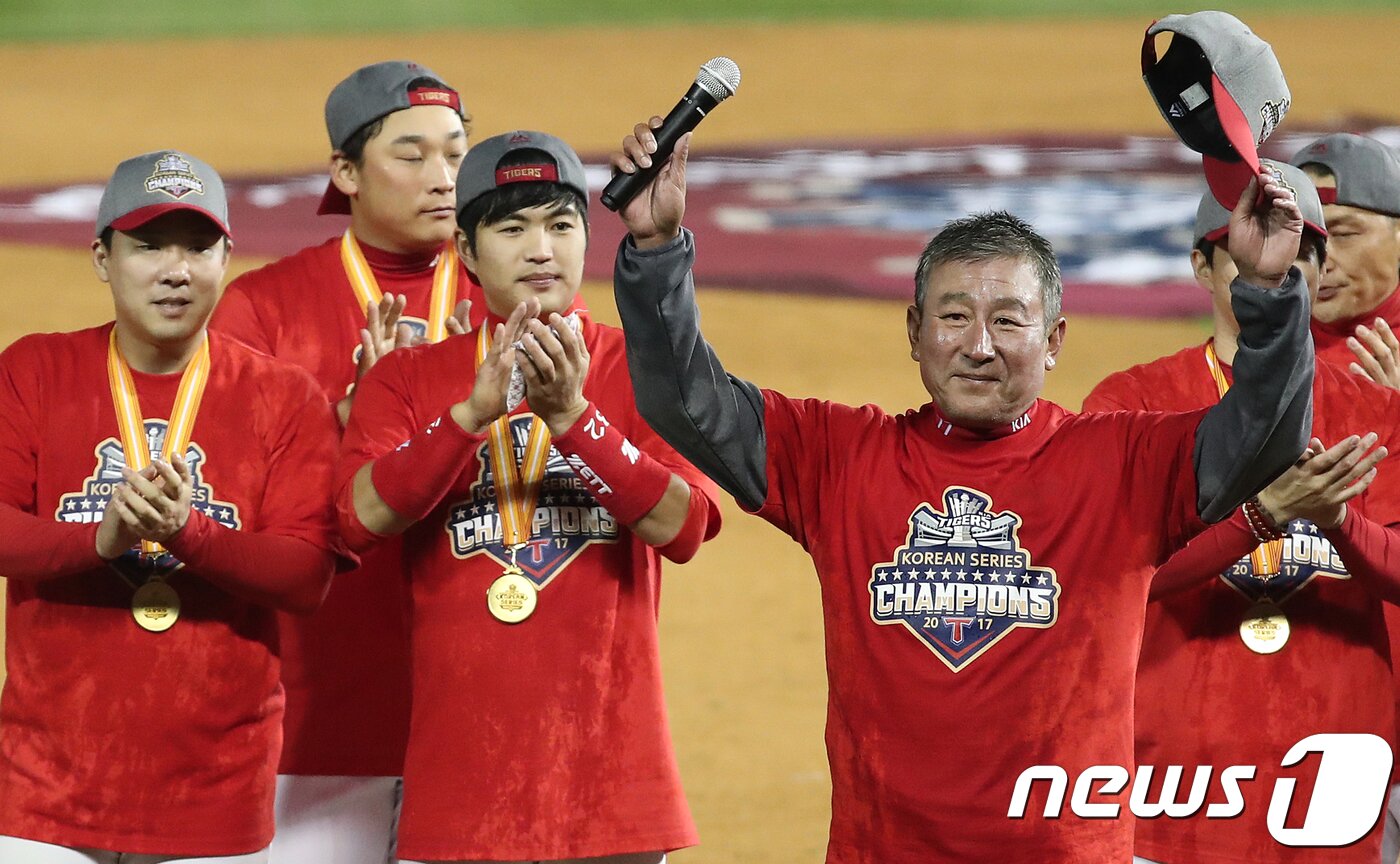 본문 이미지 - 2017년 KIA를 통합우승으로 이끈 김기태 감독. /뉴스1 ⓒ News1 이재명 기자