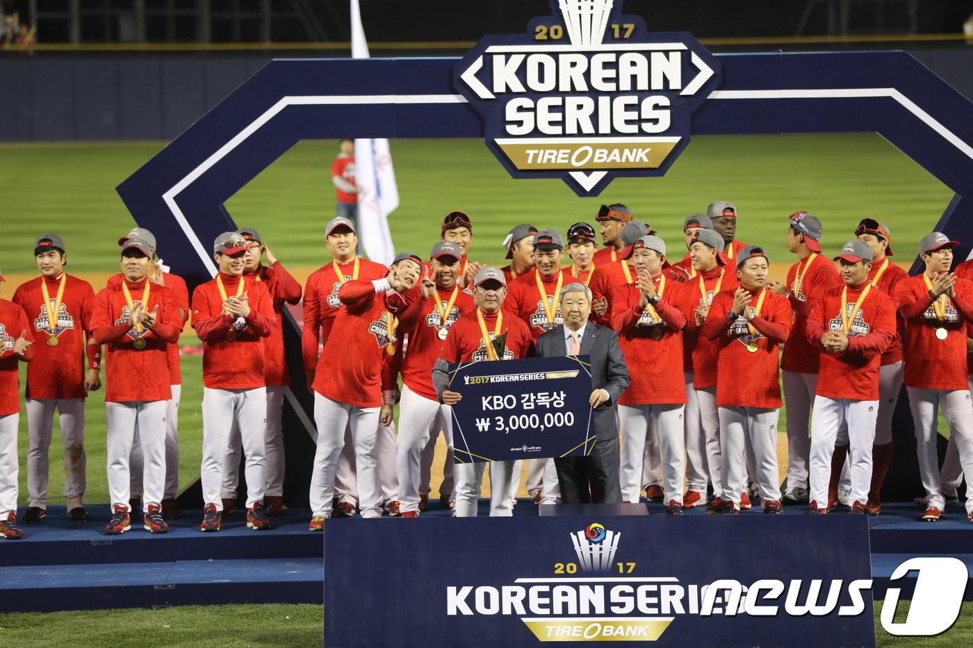 본문 이미지 - 30일 오후 서울 잠실야구장에서 열린 '2017 타이어뱅크 프로야구 포스트시즌' 한국시리즈 5차전 KIA 타이거즈와 두산 베어스의 경기에서 7 대 6으로 우승을 차지한 KIA 김기태 감독이 감독상을 받고 있다. 2017.10.30/뉴스1 ⓒ News1 허경 기자