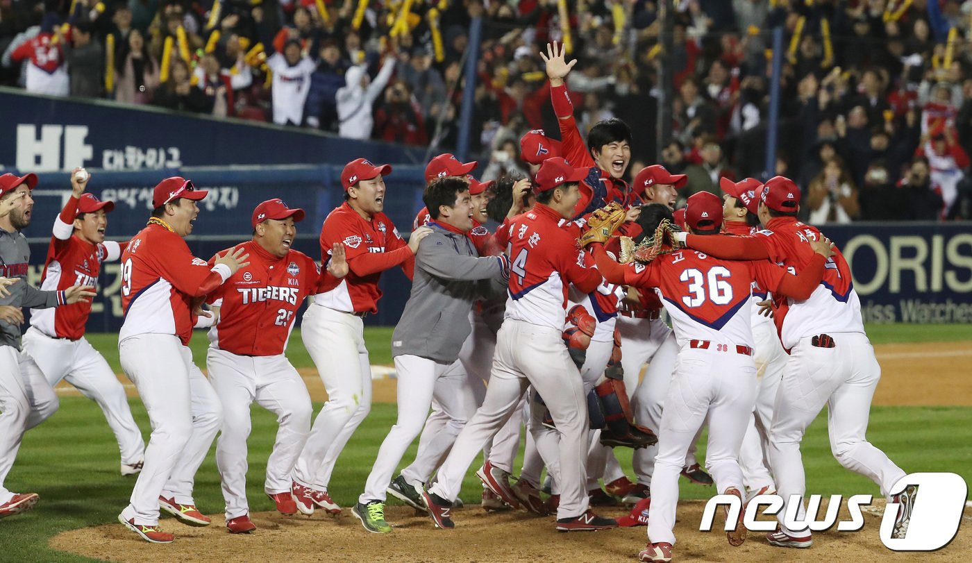 본문 이미지 - 30일 오후 서울 잠실야구장에서 열린 '2017 타이어뱅크 프로야구 포스트시즌' 한국시리즈 5차전 KIA 타이거즈와 두산 베어스의 경기에서 두산을 7대6으로 꺽고 우승을 차지한 KIA 선수들이 환호하고 있다. 2017.10.30/뉴스1 ⓒ News1 임세영 기자