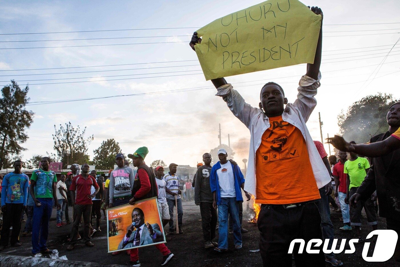 본문 이미지 - 케냐 야권 성향 시위대가 30일(현지시간) '우후루는 내 대통령이 아니다'는 피켓을 들고 있다. ⓒ AFP=뉴스1