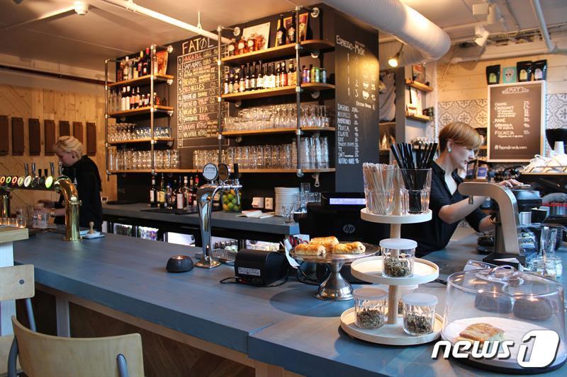 본문 이미지 - 50여 가지가 넘는 맥주 메뉴도 선보이는 헨드릭스 입센. 노르웨이관광청 제공.ⓒ News1