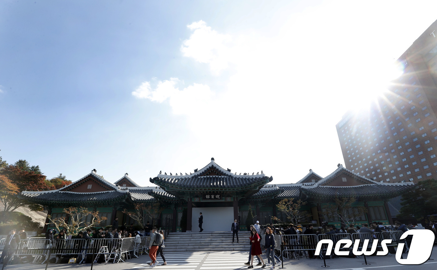 (서울=뉴스1) 권현진 기자 = 31일 '송송커플' 송중기, 송혜교가 결혼식을 올리는 서울 신라호텔 영빈관 앞에 취재진들이 하객이 오기를 기다리고 있다. 2017.10.31./뉴스 …