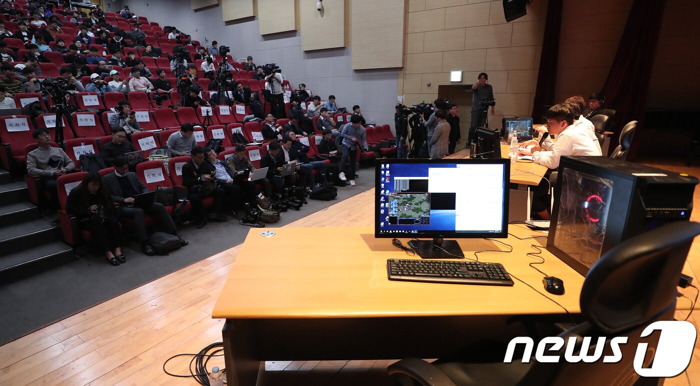 본문 이미지 - 비어있는 인공지능 책상과 의자. 2017.10.31/뉴스1 ⓒ News1 이재명 기자