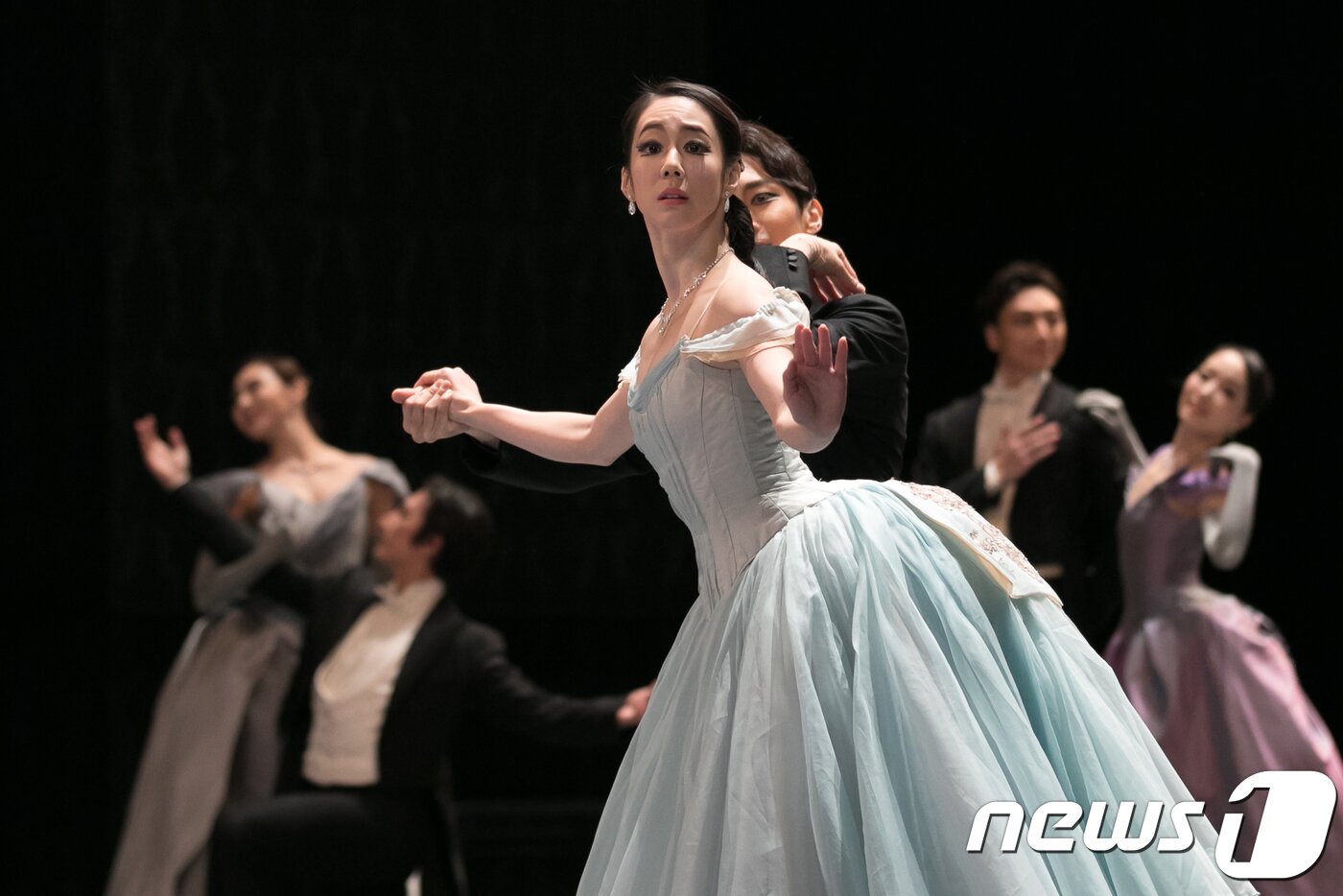 본문 이미지 - 키티 역을 맡은 수석무용수 김리회가 31일 서울 서초구 서초동 예술의전당 오페라극장에서 열린 국립발레단 ‘안나 카레니나’ 전막시연회 1막 무도회 장면에서 브론스키(이재우)와 춤추고 있다. 러시아 대문호 레프 톨스토이의 소설을 무대에 올린 이번 공연은 2018 평창 동계올림픽과 패럴림픽의 성공적인 개최를 기원하기 위해 제작됐으며 오는 11월1~5일 예술의전당 오페라극장에서 공연한다. 2017.10.31/뉴스1 ⓒ News1 박정환 기자