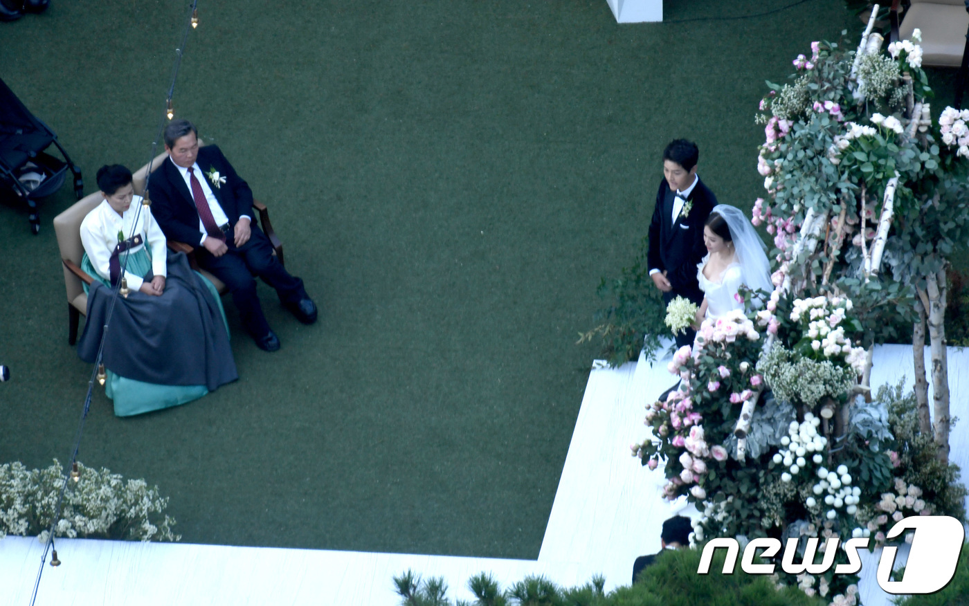 (서울=뉴스1) 권현진 기자 = ‘송송 커플’ 송혜교와 송중기가 31일 오후 4시 서울 신라호텔 영빈관에서 결혼식을 올렸다.지난 7월 열애 인정과 동시에 결혼 발표를 한 두 사람은 …