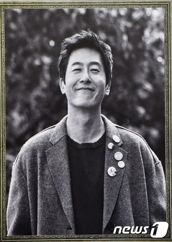 교통사고로 사망한 故 김주혁의 빈소가 31일 오후 서울 아산 병원 장례식장에 마련됐다. 빈소 안내 전광판으로 보이는 따뜻한 미소의 고인 사진이 눈길을 끈다.  2017.10.31./뉴스1 사진=사진공동취재단 © News1 권현진 기자