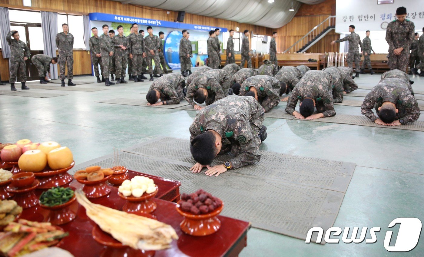 육군 장병 합동 차례. 2017. 10. 4. /뉴스1 ⓒ News1 정지훈 기자