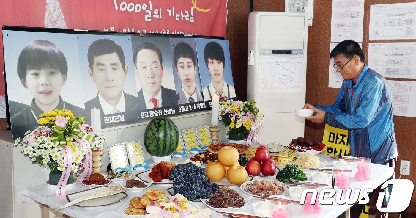 본문 이미지 - 추석 당일인 4일 오전 세월호가 거치된 전남 목포신항에서 세월호 참사 미수습자인 권재근씨의 형인 권오복씨가 차례를 지내고 있다. 현재 단원고 남현철군, 박영인군, 양승진 교사와 일반 승객 권재근씨·혁규군 부자 등 5명은 여전히 미수습자로 남아 있다. 2017.10.4/뉴스1 ⓒ News1 남성진 기자