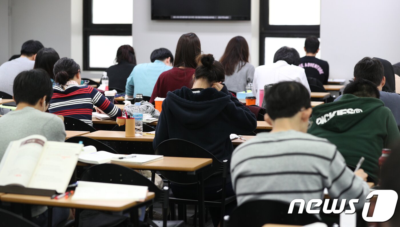 본문 이미지 - 서울의 한 공무원 학원에서 취업준비생들이 공부를 하고 있다. 2017.10.4/뉴스1 ⓒ News1 신웅수 기자