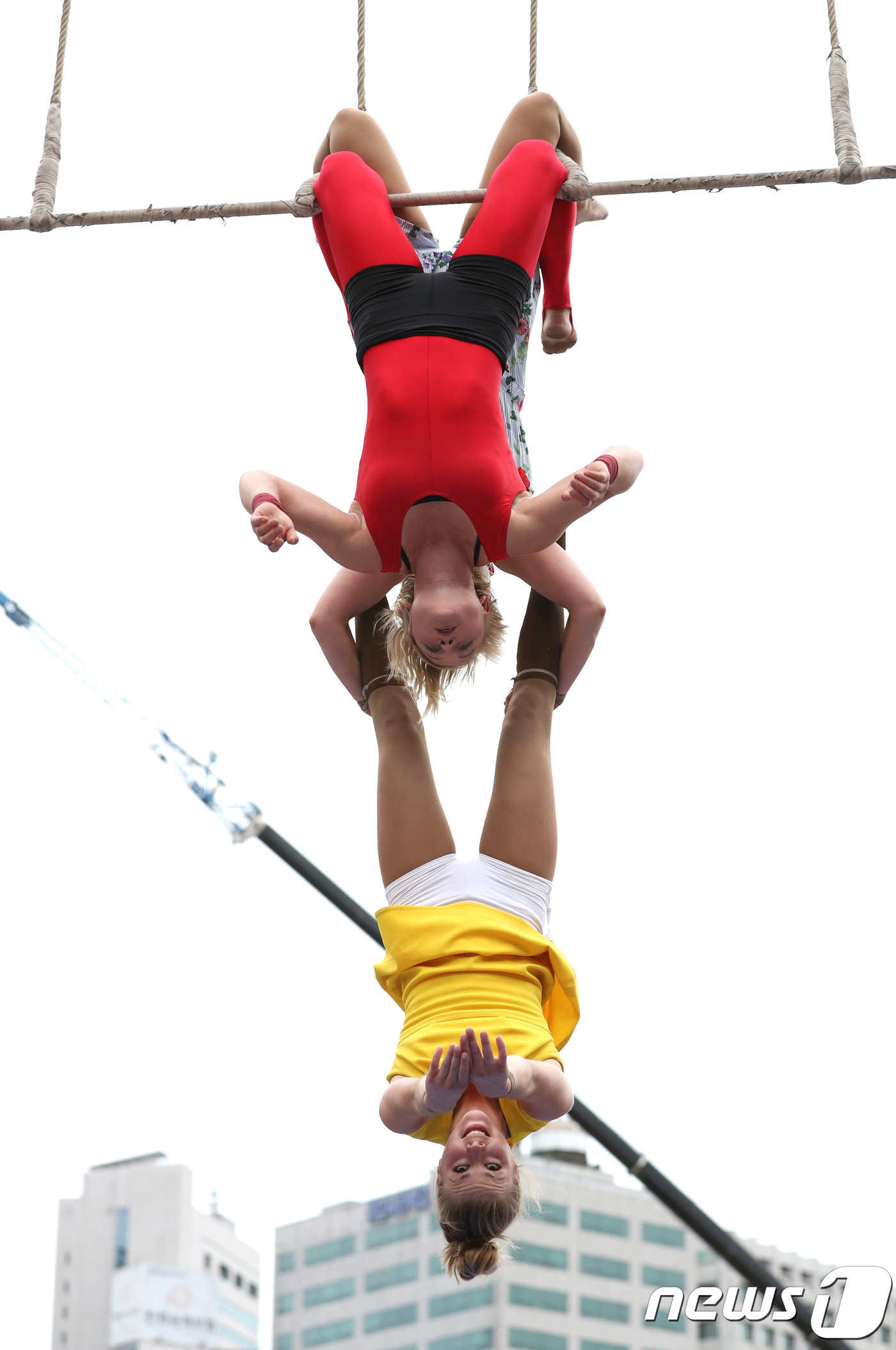 (서울=뉴스1) 임준현 인턴기자 = 5일 오후 서울시청 앞에서 열린'서울거리에술축제 2017'에서 현대 서커스 공연단원들이 '공중그네 히어로(Trashpeze)를 선보이고 있다. …