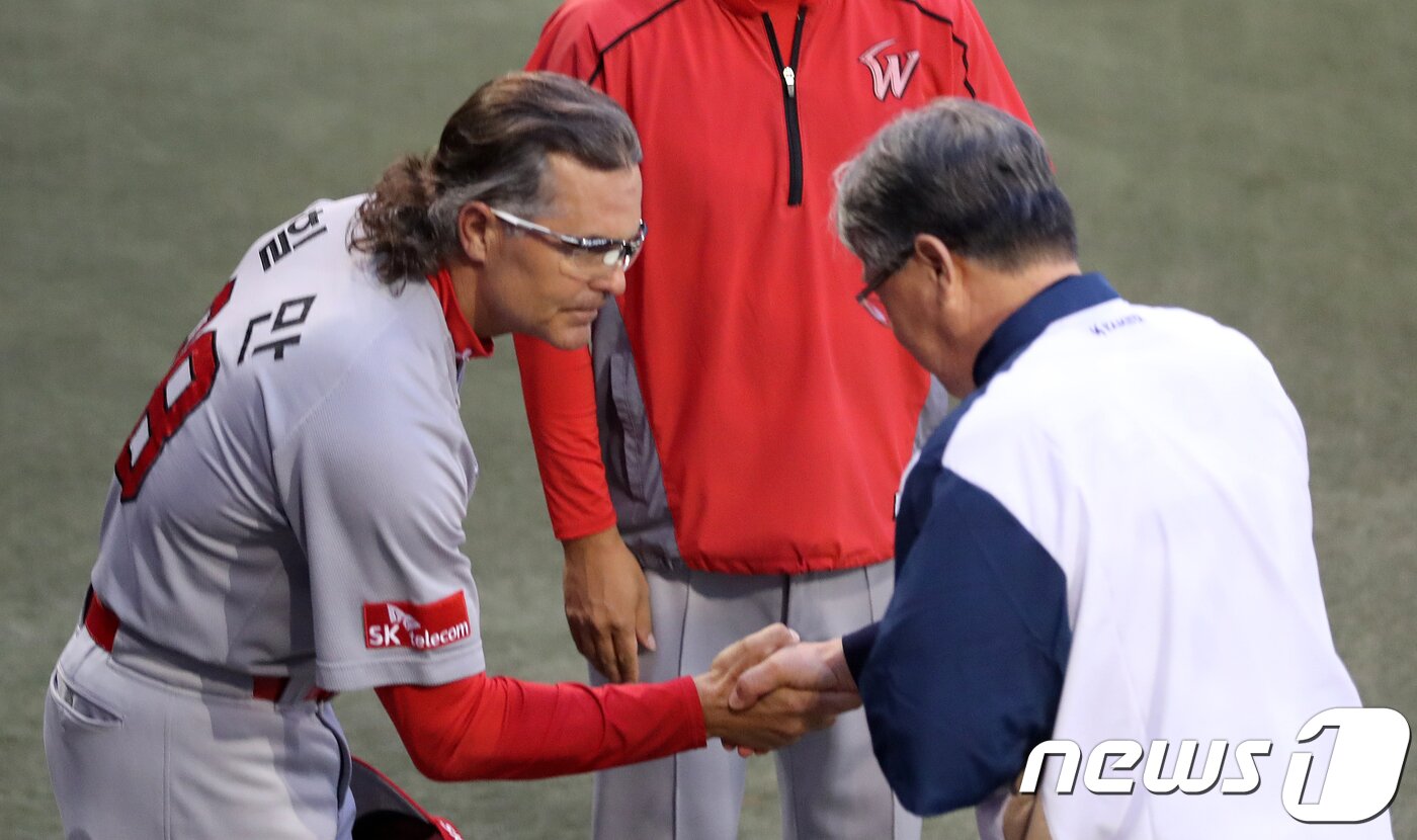 본문 이미지 - 김경문(오른쪽) 당시 NC 감독이 2017시즌 도중 병원에 입원해 퇴원한 뒤 현장에서 힐만 감독에게 감사 인사를 전한 바 있다. 뉴스1 ⓒ News1 이승배 기자
