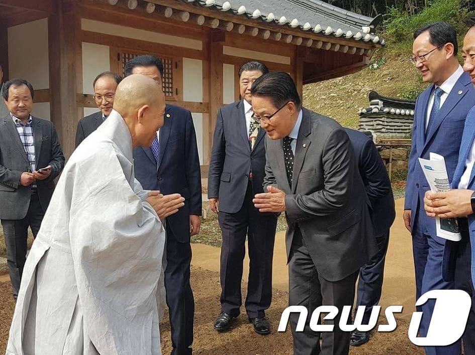 박지원 전 국정원장이 지난 2017년 당시 국민의당 의원 신분으로 해남 대흥사를 찾아 회주인 보선 스님과 인사를 나누고 있다. 박 전 원장 바로 오른쪽에 명현관 군수가 서 있다. 2017.10.7/뉴스1 ⓒ News1