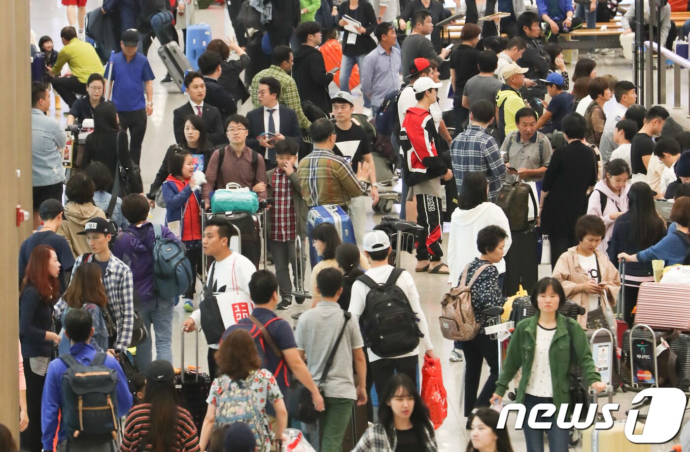 본문 이미지 - 지난해 추석 황금연휴에 여행객들로 붐비는 인천국제공항ⓒ News1 허경 기자