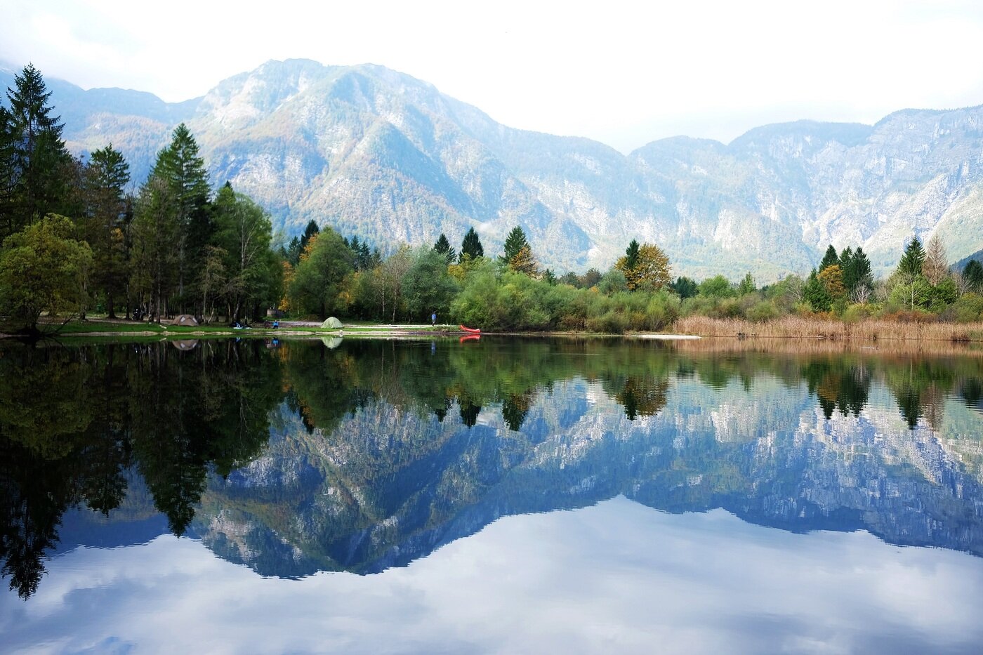 본문 이미지 - 데칼코마니를 찍은 듯 보힌 호수에 진하게 비친 보겔산ⓒ News1 윤슬빈 기자