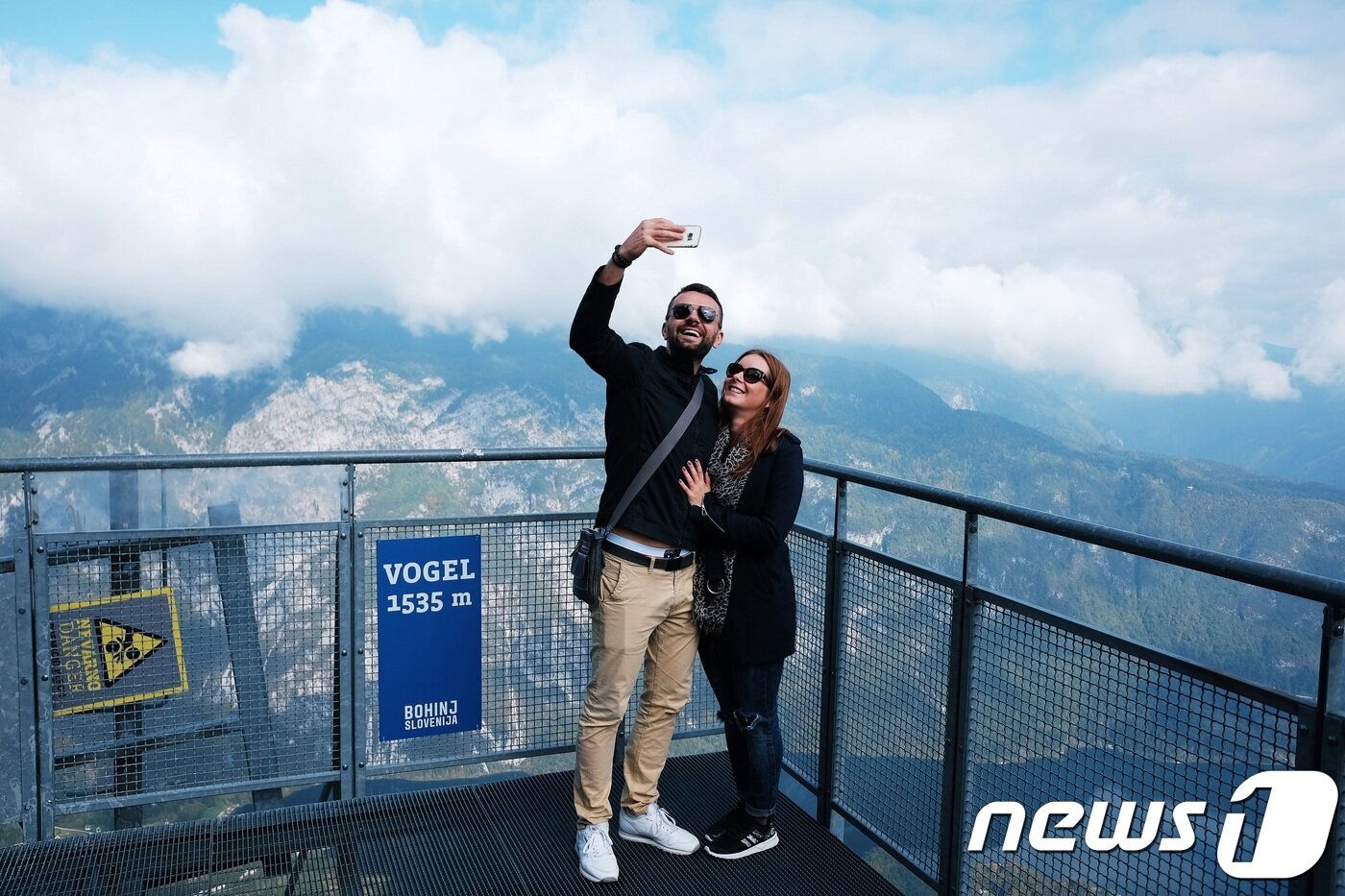 본문 이미지 - 해발 1535m에 설치된 보겔 전망대.  사진찍는 여행자들의 표정은 평온해 보이나, 발 아래가 훤히 보이게 설계돼 고소공포증이 있는 이에겐 엄청난 용기가 필요하다.ⓒ News1 윤슬빈 기자