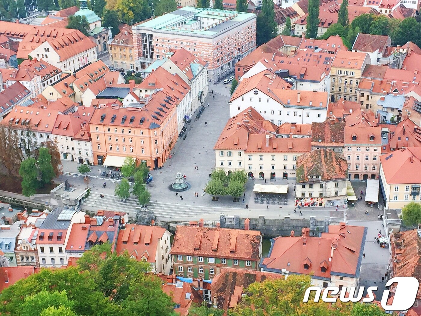 본문 이미지 - 류블랴나 성에 있는 전망대에서 바라본 도시 풍경. 주황색 지붕이 인상적이다.ⓒ News1 윤슬빈 기자