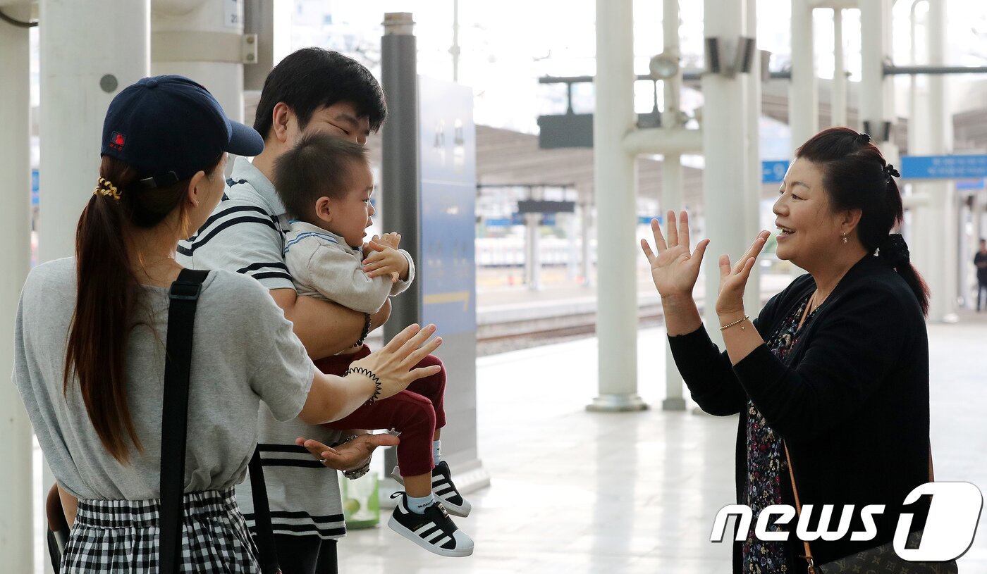 본문 이미지 - 추석 황금연휴 막바지인 8일 오전 서울역에서 역귀성한 할머니가 손자와 작별인사를 나누고 있다. 2017.10.8/뉴스1 ⓒ News1 박지혜 기자