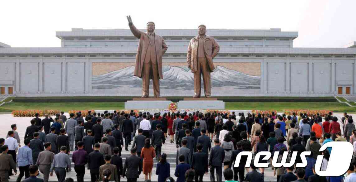 김정일 북한 노동당 총비서 추대 20주년인 지난 8일 인민군 장병들과 근로자, 학생들이 김일성·김정일 동상을 찾았다고 노동신문이 9일 보도했다. (노동신문) 2017.10.9/뉴스1