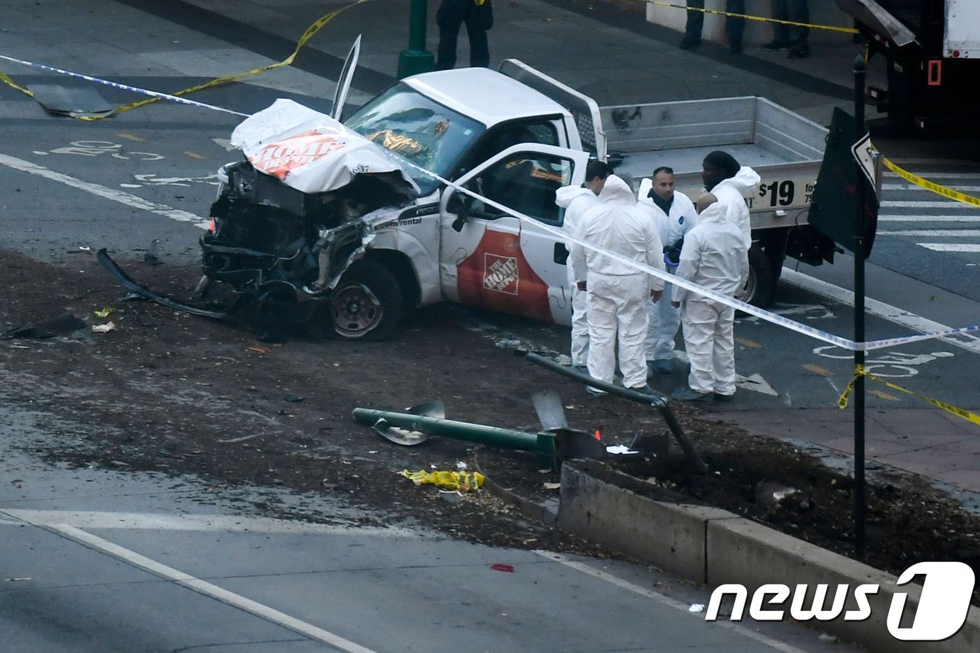 본문 이미지 - 31일(현지시간) 뉴욕 맨해튼에서 자전거도로를 덮친 소형 픽업트럭을 조사관들이 살펴보고 있다. ⓒ AFP=뉴스1