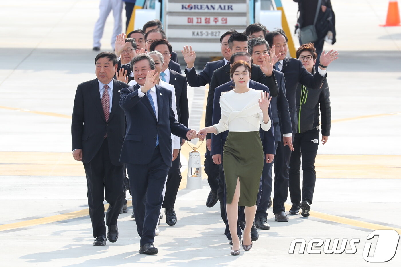 본문 이미지 - 도종환 문화체육관광부장관과 김연아 홍보대사가 1일 오전 2018 평창동계올림픽을 밝힐 성화를 들고 인천국제공항 제2여객터미널에 도착하고 있다. . 2017.11.1/뉴스1 ⓒ News1 유승관 기자