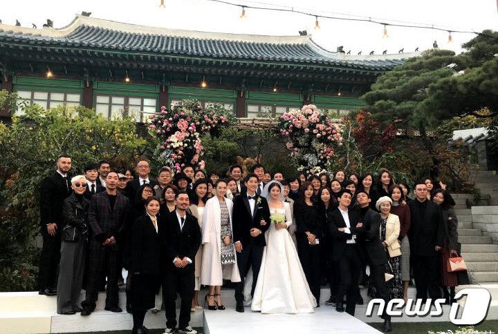 (서울=뉴스1) 권현진 기자 = 중국 스상그룹 쑤망 총재가 ‘송송 커플’ 송혜교와 송중기의 결혼식 하객 단체 사진을 SNS를 통해 공개했다.이날 결혼식에는 쑤망을 비롯해 장쯔이, …