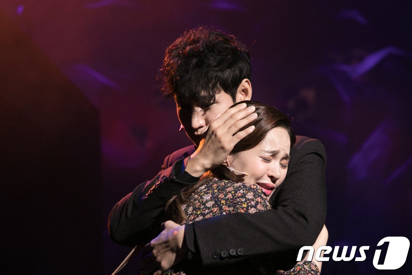 본문 이미지 - 마츠코 역을 맡은 아이비가 1일 서울 종로구 연지동 두산아트센터 연강홀에서 열린 뮤지컬 '혐오스런 마츠코의 일생' 주요 장면 시연회 여섯번째 장면에서 류의 사랑을 확인하고 껴안고 있다. 지난 10월27일 개막한 뮤지컬 '혐오스런 마츠코의 일생'은 일본 소설가 야마다 무네키의 동명 소설을 바탕으로 마츠코의 기구한 삶을 2018년 1월7일까지 선보인다. 2017.11.1/뉴스1 ⓒ News1 박정환 기자