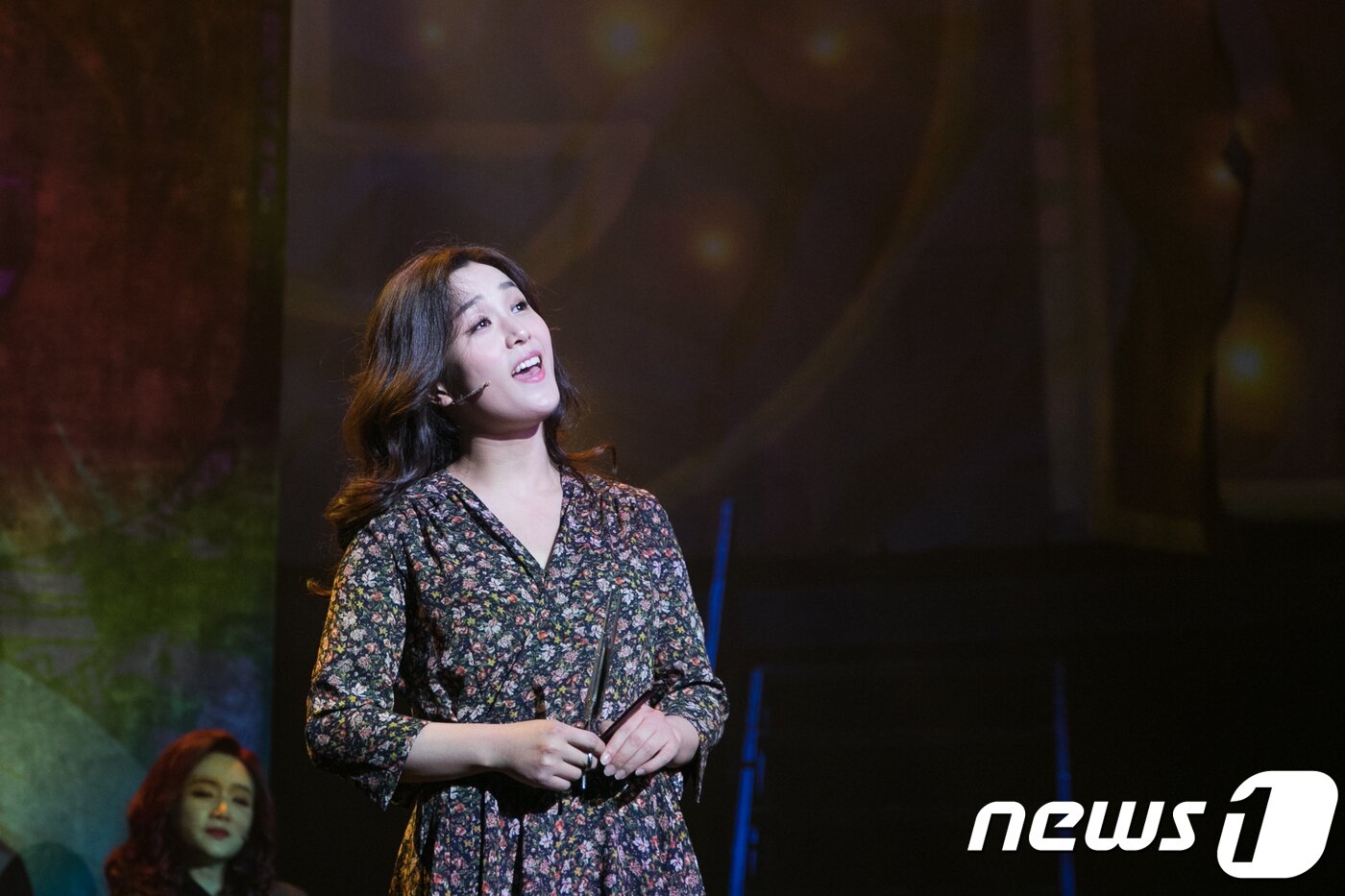 본문 이미지 - 마츠코 역을 맡은 박혜나가 1일 서울 종로구 연지동 두산아트센터 연강홀에서 열린 뮤지컬 '혐오스런 마츠코의 일생' 주요 장면 시연회 일곱번째 장면 '낮이 된 밤'에서 과거의 회상하며 노래를 부르고 있다. 지난 10월27일 개막한 뮤지컬 '혐오스런 마츠코의 일생'은 일본 소설가 야마다 무네키의 동명 소설을 바탕으로 마츠코의 기구한 삶을 2018년 1월7일까지 선보인다. 2017.11.1/뉴스1 ⓒ News1 박정환 기자