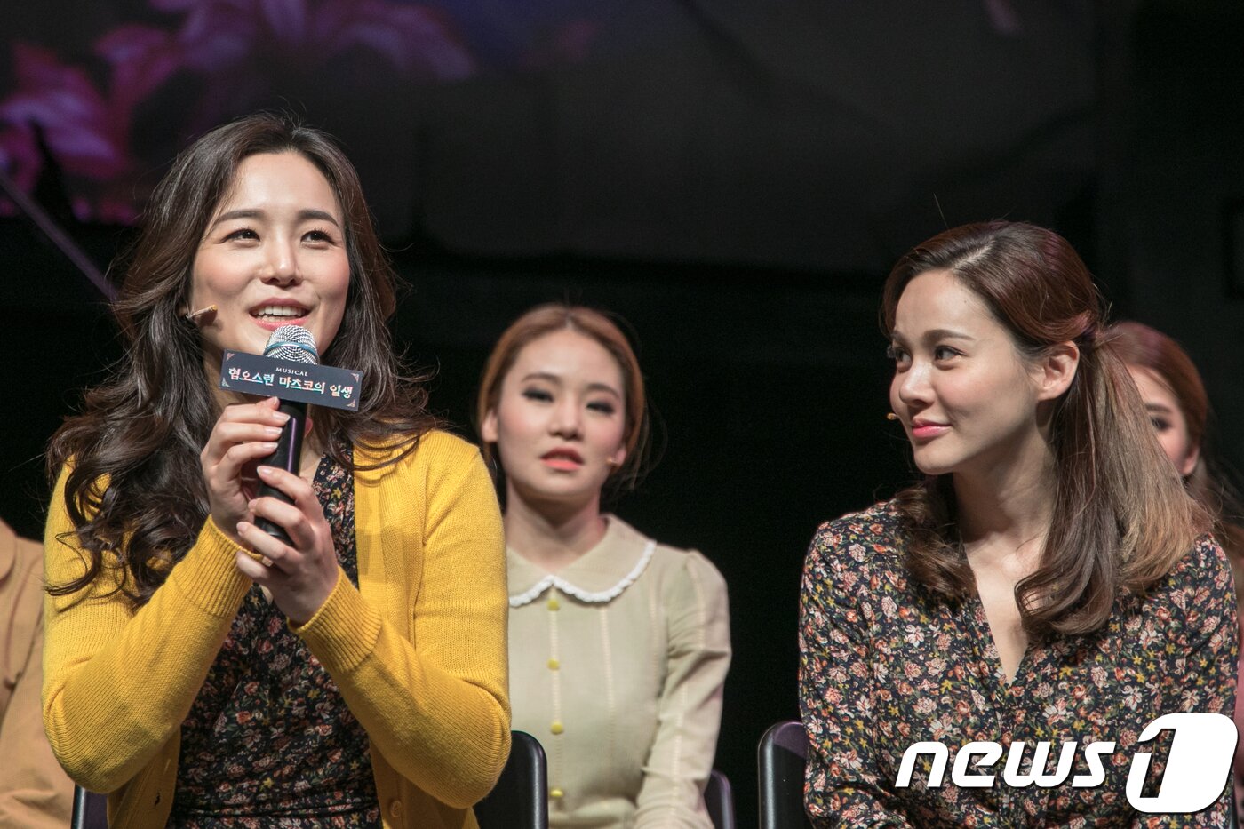 본문 이미지 - 마츠코 역을 맡은 박혜나(왼쪽)가 1일 서울 종로구 연지동 두산아트센터 연강홀에서 열린 뮤지컬 '혐오스런 마츠코의 일생' 주요 장면 시연회에서 기자의 질문에 답변하고 있다. 지난 10월27일 개막한 뮤지컬 '혐오스런 마츠코의 일생'은 일본 소설가 야마다 무네키의 동명 소설을 바탕으로 마츠코의 기구한 삶을 2018년 1월7일까지 선보인다. 2017.11.1/뉴스1 ⓒ News1 박정환 기자