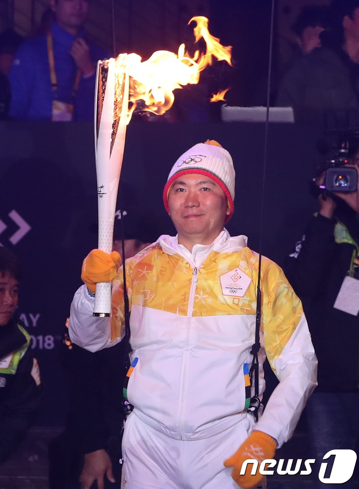 1일 저녁 인천 송도달빛축제공원에서 열린 2018평창 동계올림픽대회 성화봉송 축하행사에서 인천 지역 마지막 성화주자인 유승민 IOC 위원이 임시봉화대에 성화를 붙이기 위해 와이어에 매달려 이동하고 있다. 2017.11.1/뉴스1 ⓒ News1 허경 기자