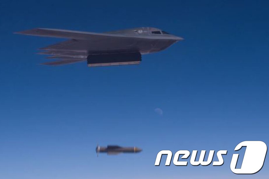본문 이미지 - 31일(현지시간) 미군은 지난 10월 28일 밤 미주리주 화이트맨 공군기지에서 다목적 스텔스 폭격기 B-2 스피릿을 태평양에 출격하는 훈련을 진행했다.  (화이트맨공군기지 홍보영상 캡처) 2017.11.1/뉴스1