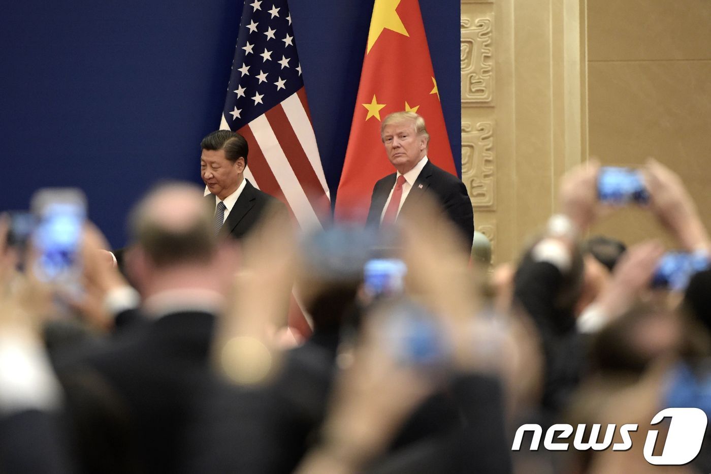 본문 이미지 - 지난 2017년 11월 당시 도널드 트럼프 미국 대통령과 시진핑 중국 국가주석이 베이징 인민대궁전에서 비즈니스 모임에 참석하고 있다. ⓒ AFP=뉴스1 ⓒ News1 우동명 기자
