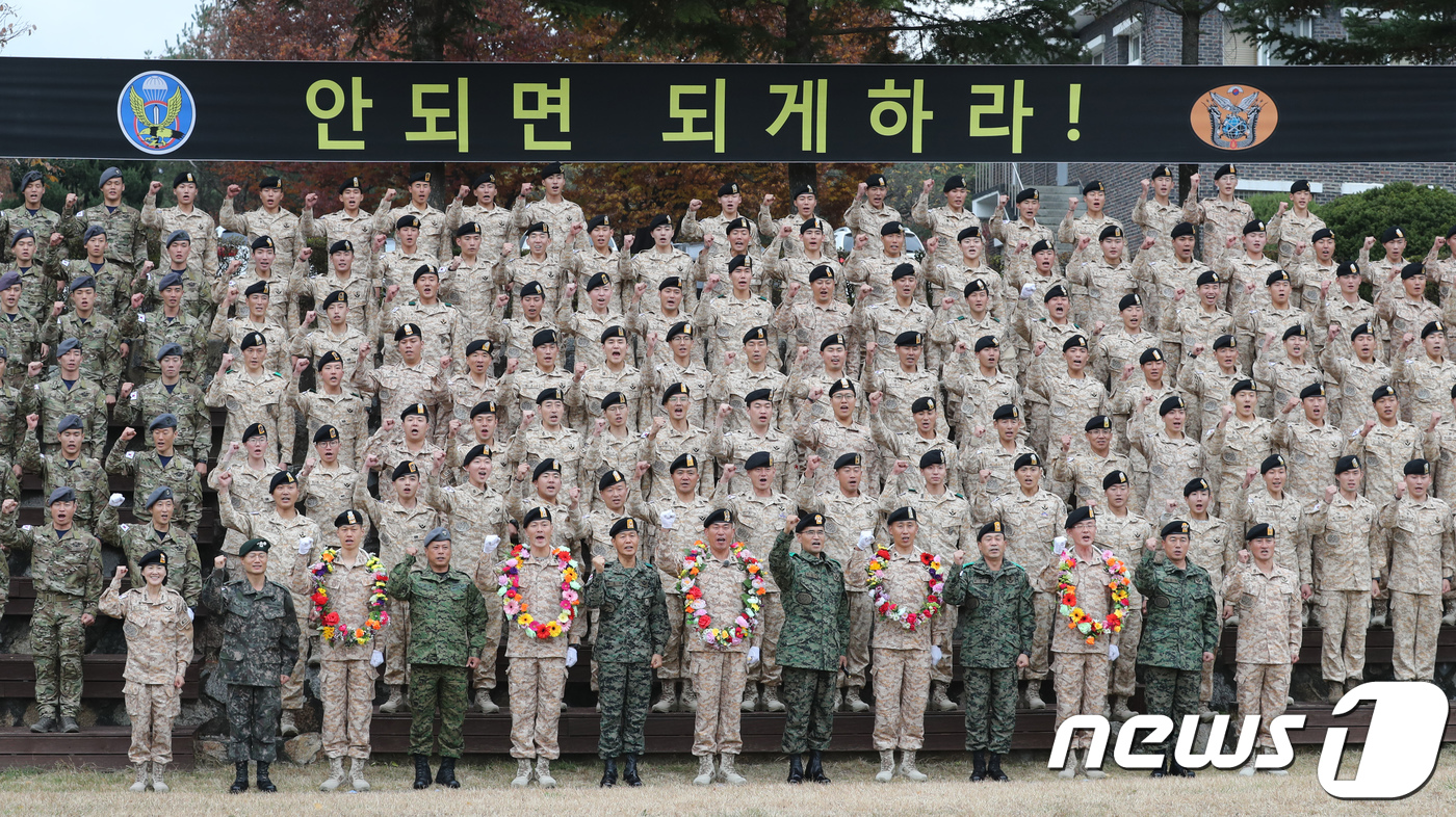 (광주=뉴스1) 박지혜 기자 = 10일 오후 경기도 광주시 오포읍 특수전학교에서 열린 아랍에미리트(UAE) 군사훈련협력단 아크부대 13진 환송식에서 장병들이 파이팅을 외치고 있다. …