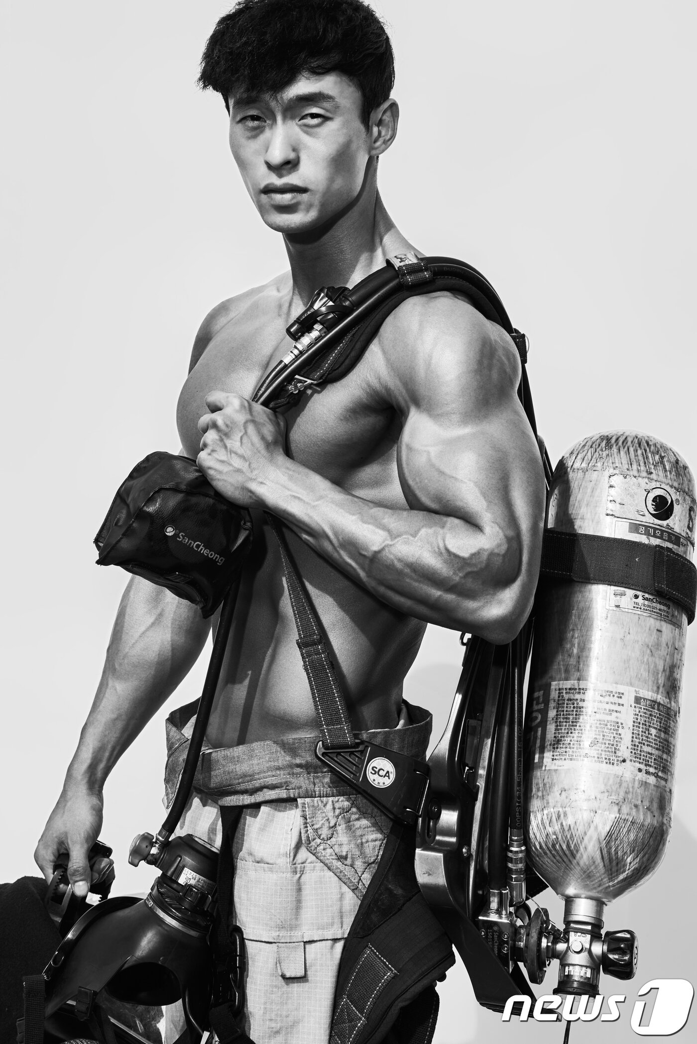 본문 이미지 - 서울시는 '2018년 몸짱 소방관 희망나눔달력'을 온·오프라인 5개 판매처에서 일제히 판매한다고 10일 밝혔다. 수익금 전액은 의료취약계층 화상환자 치료에 쓰인다. 이번 달력은 2018년 1월 19일까지 판매한다. 탁상용, 벽걸이용 2종류이며, 가격은 긴급신고 전화번호인 '119'의 의미를 살려 1부당 1만1900원이다. (서울소방재난본부 제공) 2017.11.10/뉴스1