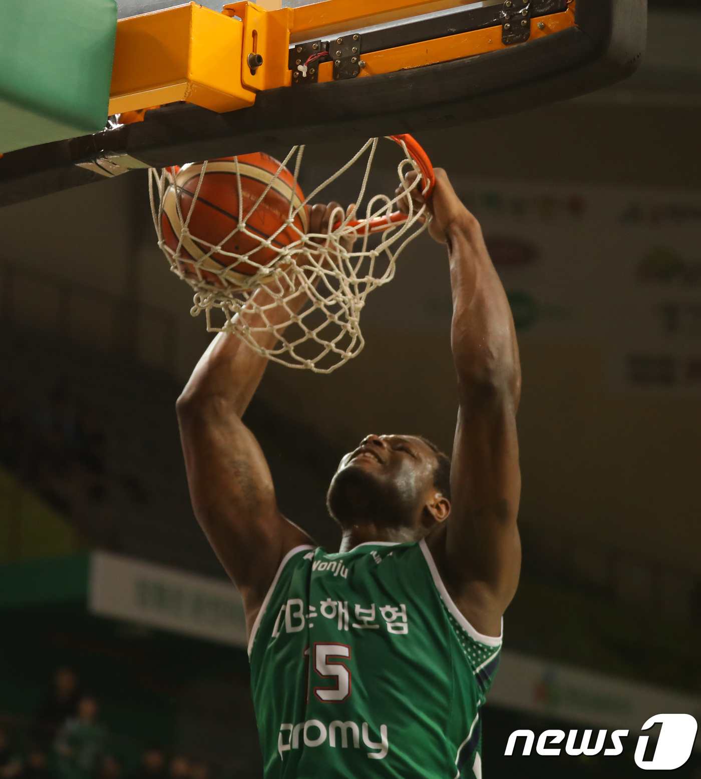 (원주=뉴스1) 이찬우 기자 = 11일 오후 강원 원주종합체육관에서 열린 2017-2018 KBL 프로농구 원주 동부 DB프로미와 부산 KT 경기에서 디온테 버튼(DB프로미)이 덩 …