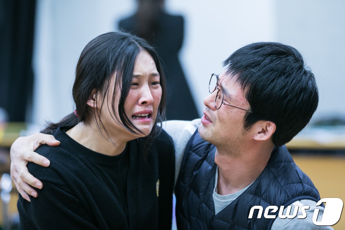 본문 이미지 - 연극 '말들의 집' 연습 장면. 김벼리(왼쪽)와 김태근 배우ⓒ News1