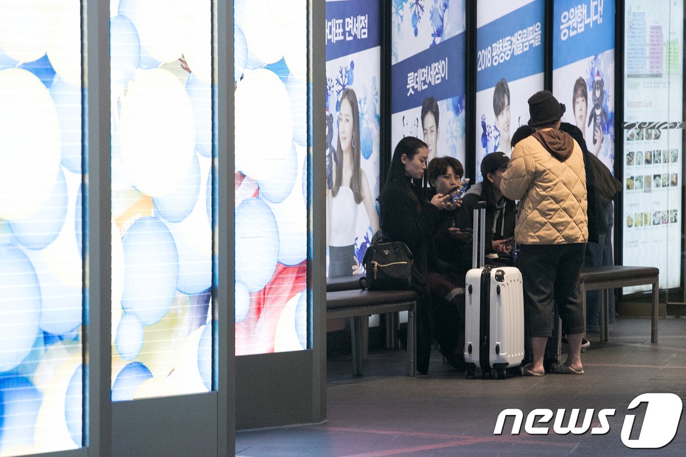 본문 이미지 - 서울 중구 롯데백화점 면세점에서 유커들의 모습이 보이고 있다. /뉴스1ⓒ News1 