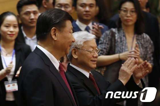 아시아·태평양 경제협력체(APEC) 정상회의 참석차 베트남을 방문 중인 시진핑 중국 국가 주석이 지난 2017년 11월12일 (현지시간) 하노이의 국빈 환영만찬에 참석해 응우옌 푸 쫑 베트남 공산당 서기장과 얘기를 하고 있다. © AFP=뉴스1 © News1 우동명 기자