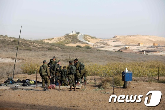 이스라엘 군인들이 13일 팔레스타인 가자 지구 인근 지역에 모여 있다. © AFP=뉴스1