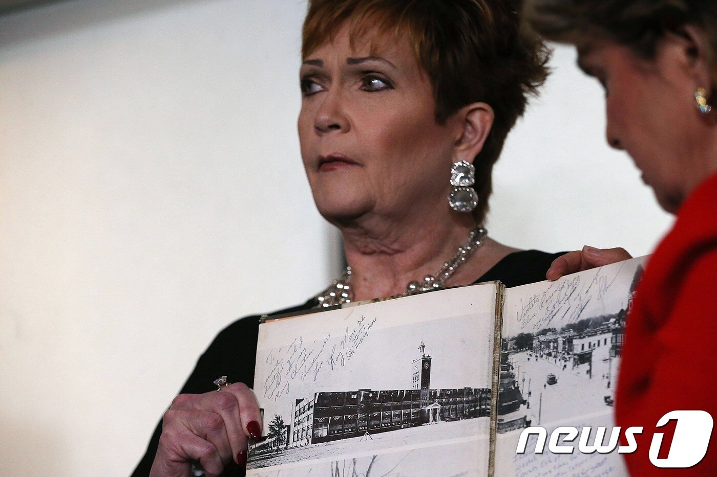 본문 이미지 - 뉴욕에서 기자회견을 열고 무어에게 16세 때 성추행을 당했다고 주장하는 비벌리 영 넬슨. ⓒ AFP=뉴스1