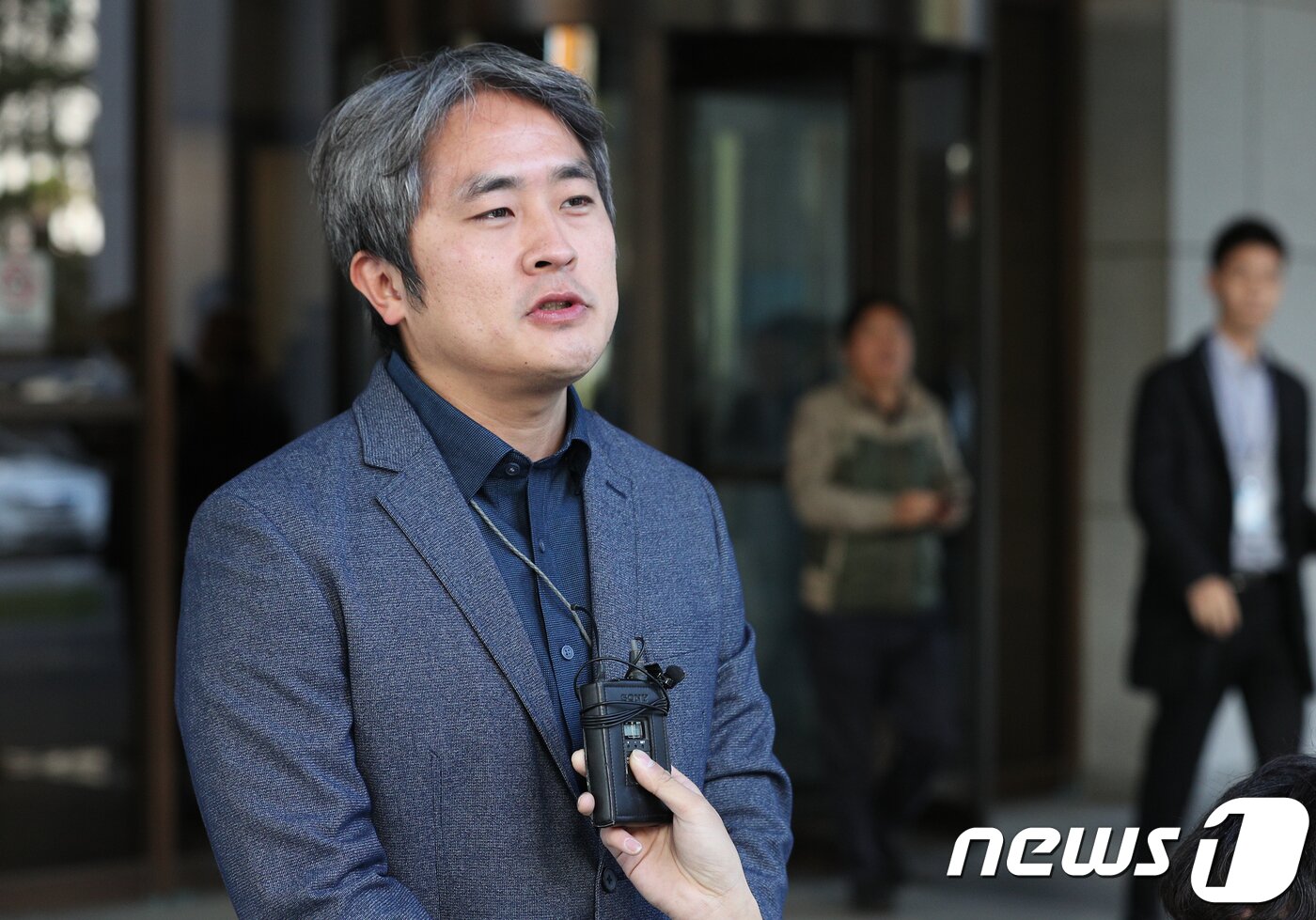 본문 이미지 - '반도체 노동자의 건강과 인권지킴이(반올림)'의 임자운 변호사가 14일 오전 서울 서초구 대법원에서 열린 삼성 반도체공장 근로자 故 이윤정씨 산재 인정 여부 상고심 선고를 마친 후 법정을 나서고 있다.   2017.11.14/뉴스1 ⓒ News1 신웅수 기자