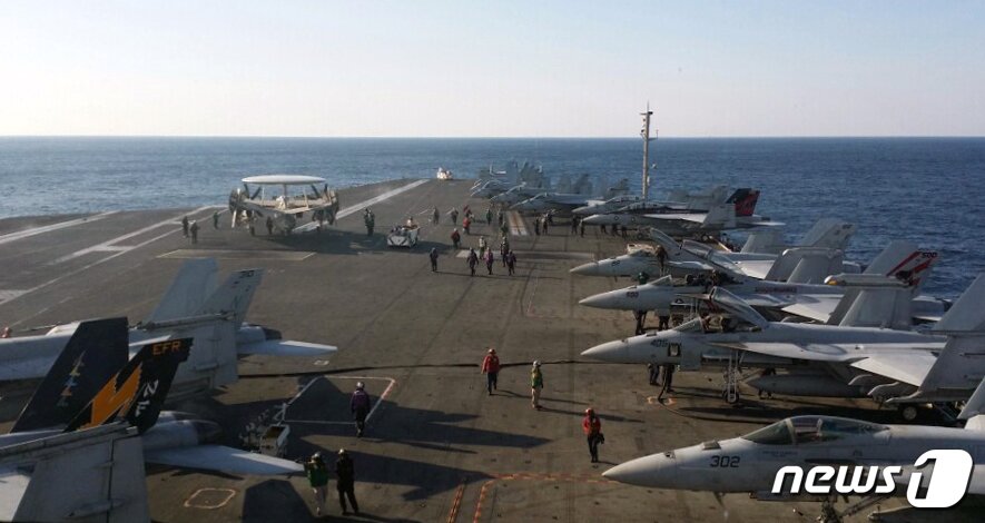 본문 이미지 - 미 해군 항공모함 '로널드 레이건' 갑판 위의 함재기들. .2017.11.14/뉴스1 ⓒ News1 홍기삼 기자